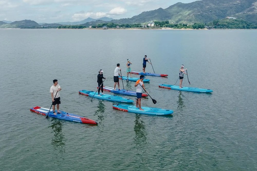starboard-sup-gol-uzerinde-grup-paddle-board-aktivitesi