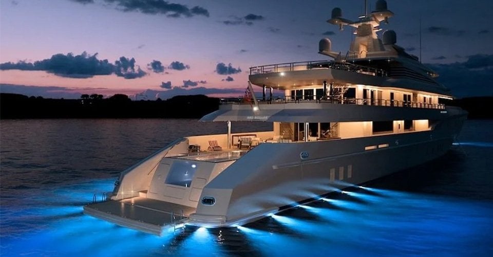 Gece marina ortamında teknenin su hattı altında çalışan tekne altı LED aydınlatma; su içinde homojen ışık hacmi oluşturur.