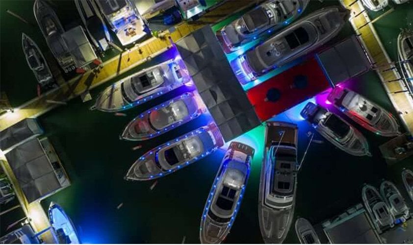 Marinada bağlı bir teknede kıç ve yanlarda konumlandırılmış tekne altı LED’lerin su içi ışık dağılımı.