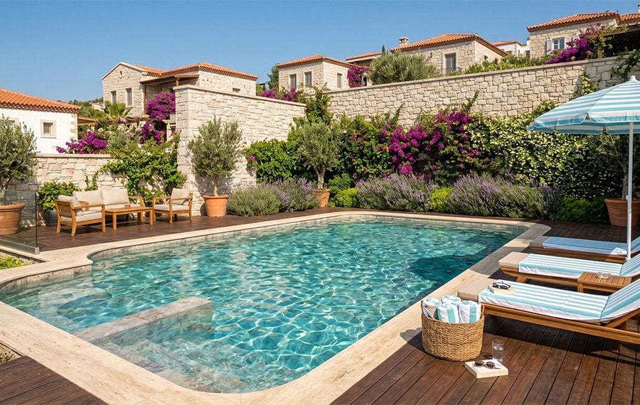 tuzlu-su-havuz-sistemi-ve-dogal-berrak-su-gorunumu