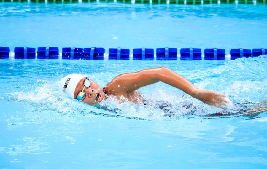 Yüzme havuzunda serbest stil yüzme antrenmanı