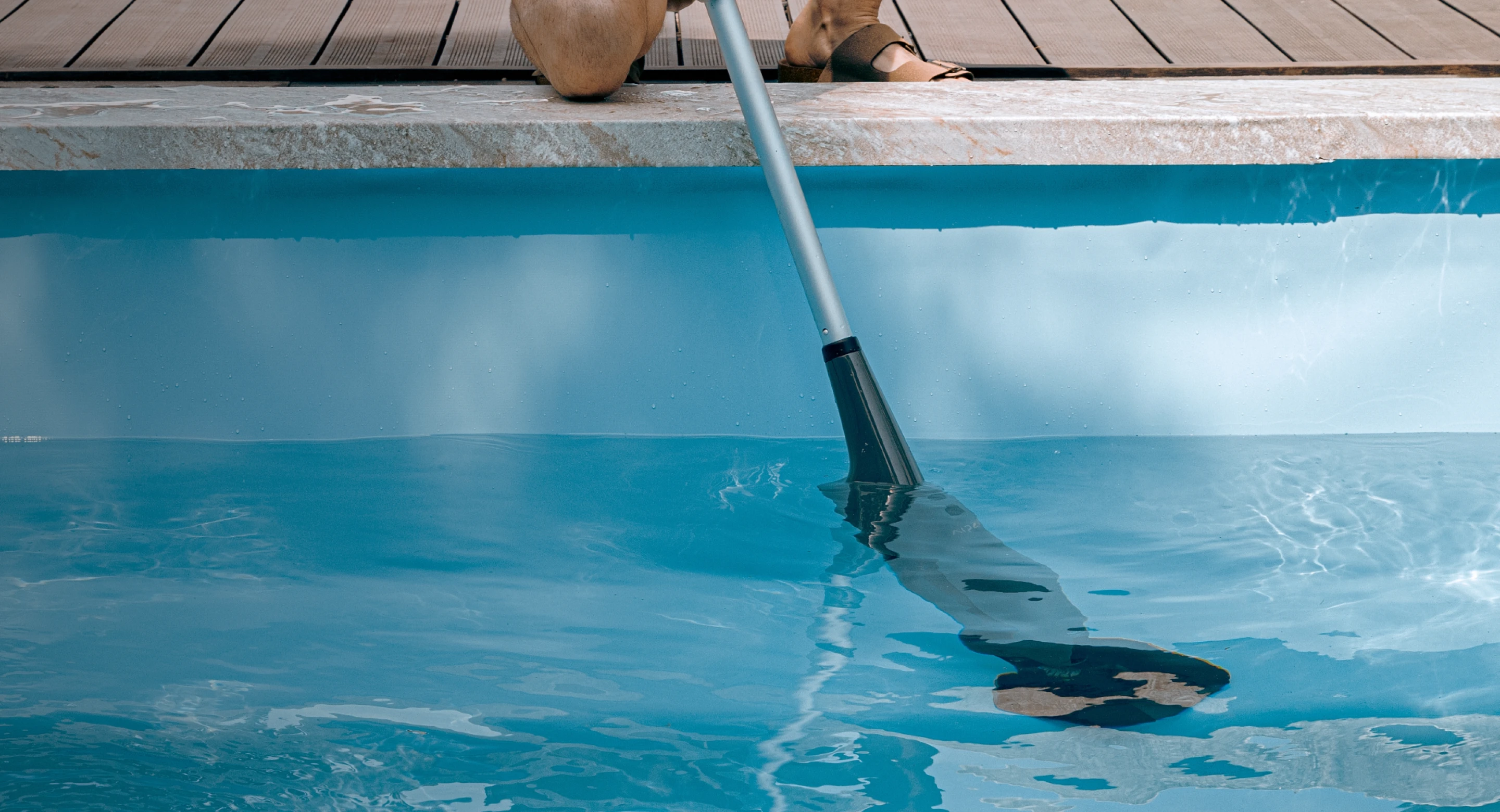 Aiper Pilot X1 havuz robotu su altında