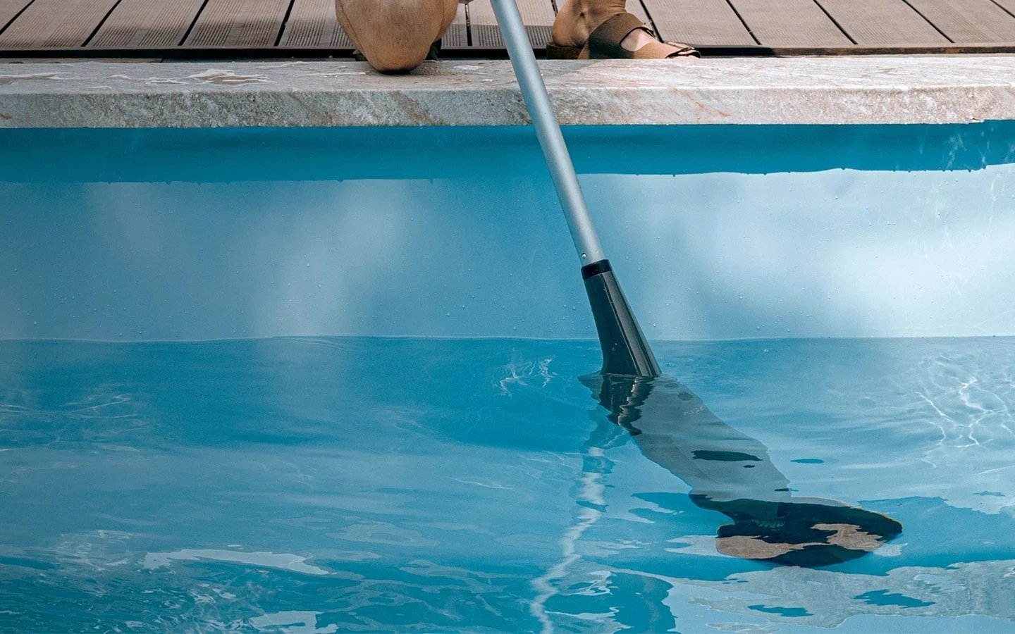 Aiper Pilot X1 kablosuz havuz dip süpürgesi kullanım örneği