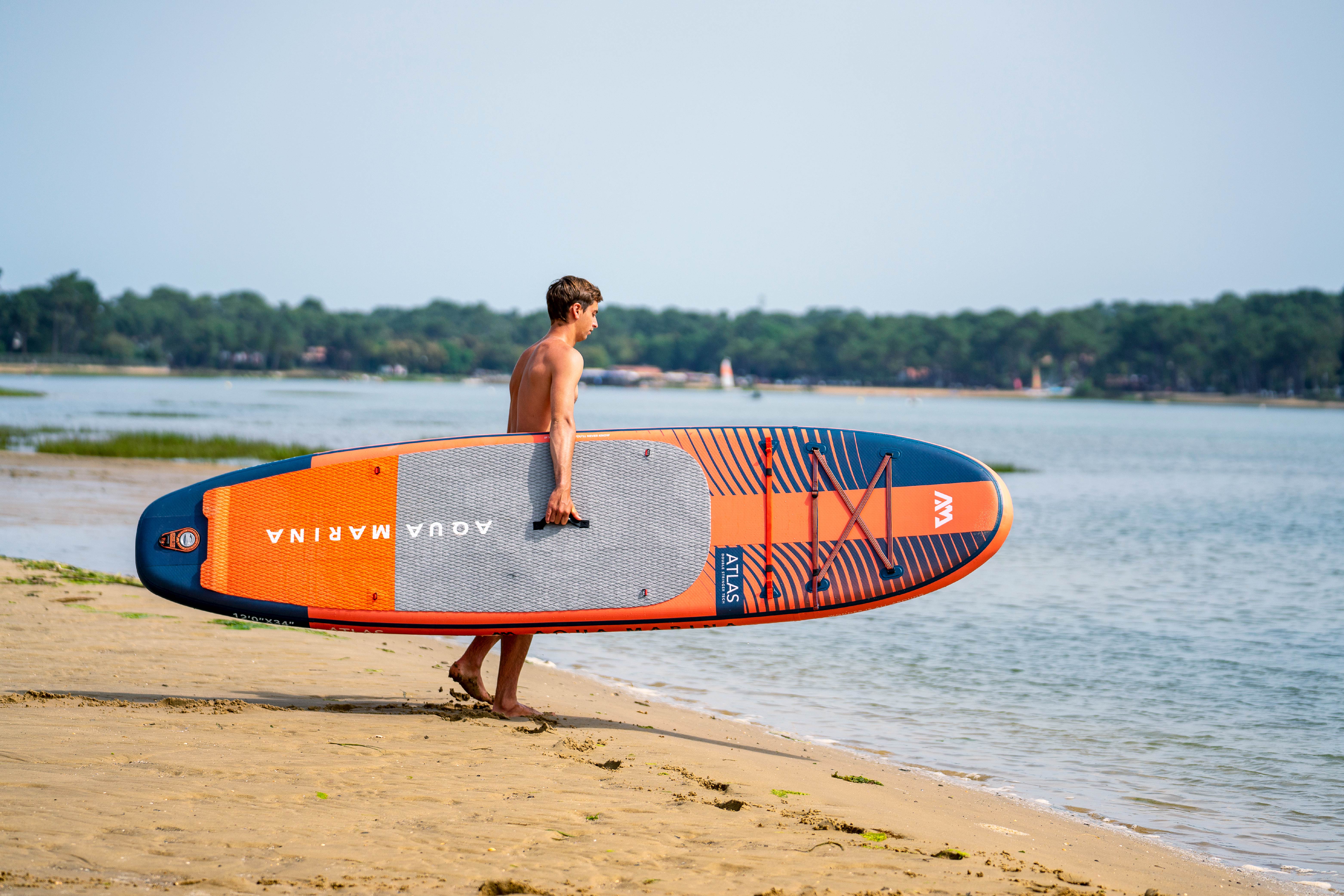 Aqua Marina Atlas SUP board sahilde taşıma koluyla taşınırken