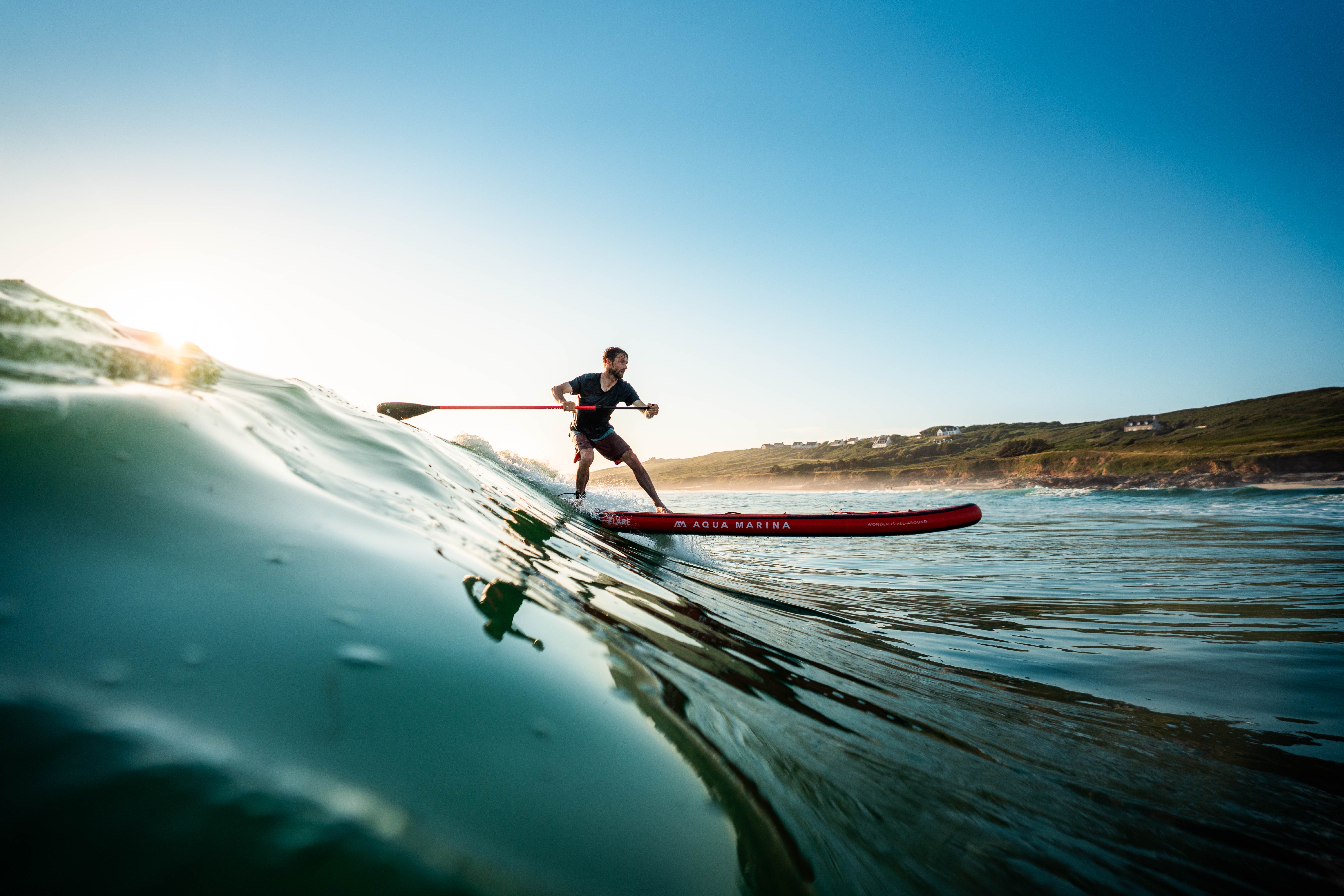 aqua-marina-flare-sup-board-dalgalar-uzerinde-kurek-ceken-sporcu