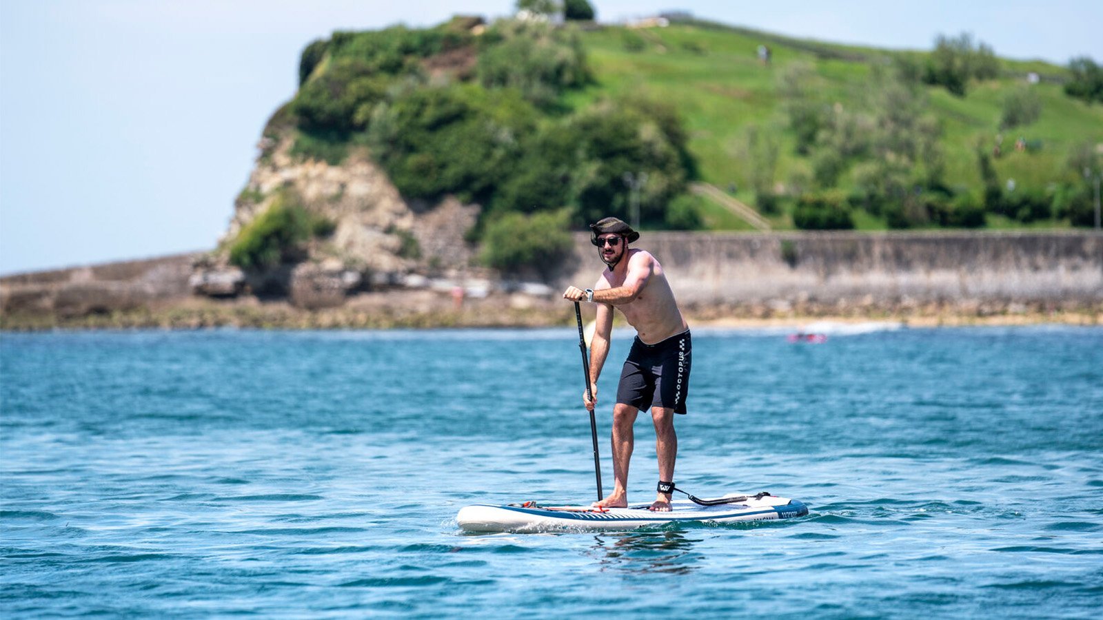 Aqua Marina Magma 11'2 uzun gövdeli şişme SUP ile dengeli deniz sürüşü