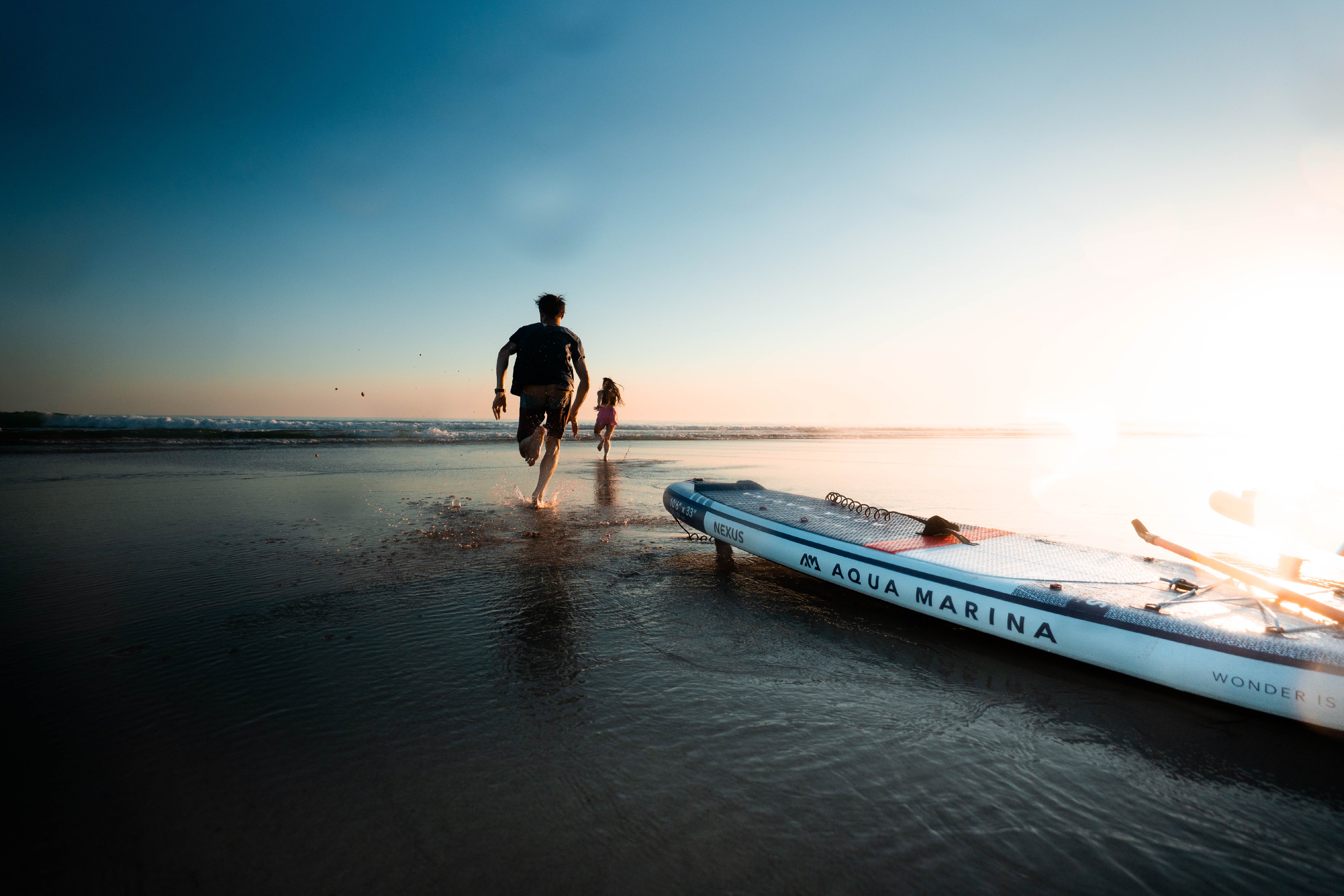 aqua-marina-nexus-sup-board-gun-batiminda-deniz-kenarinda