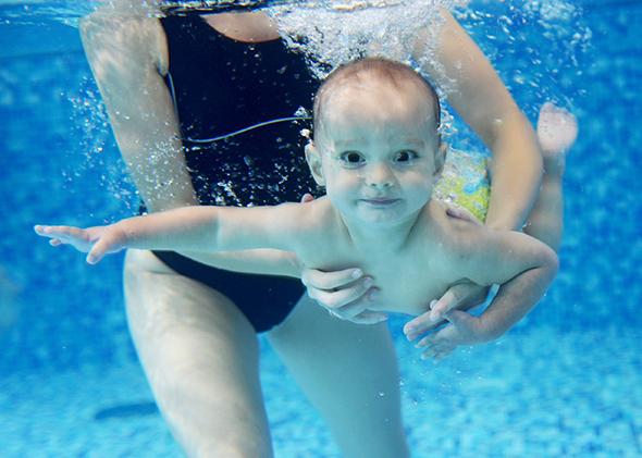 bebeklere yüzmeyi ögretme