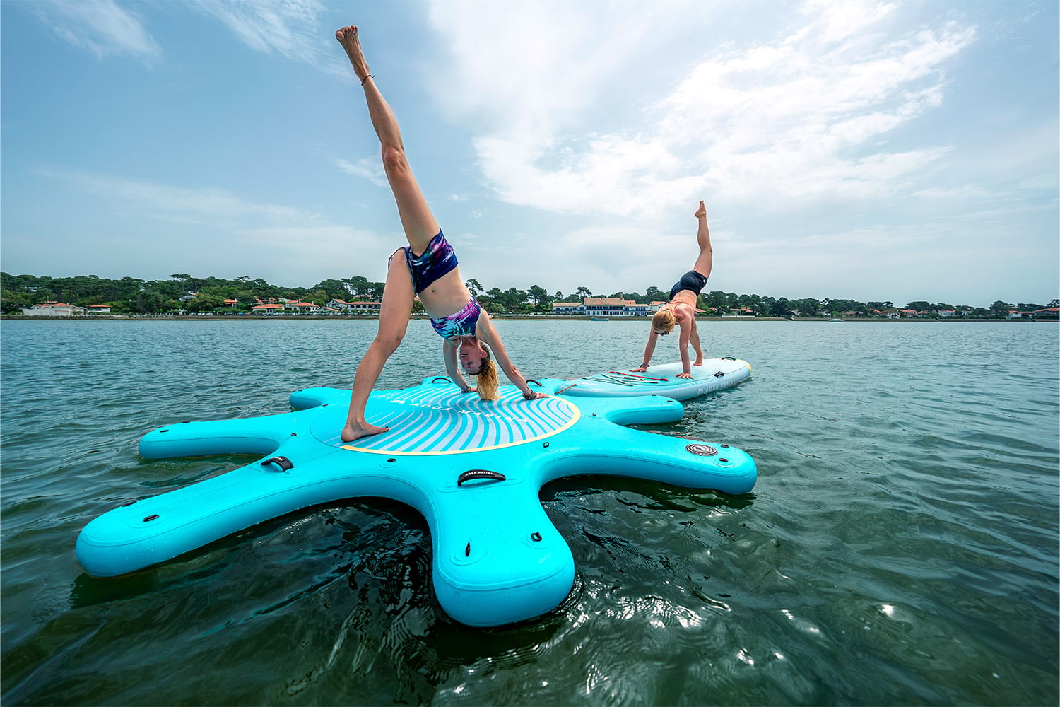 yoga-sup-board-ile-su-uzerinde-yoga-egzersizi