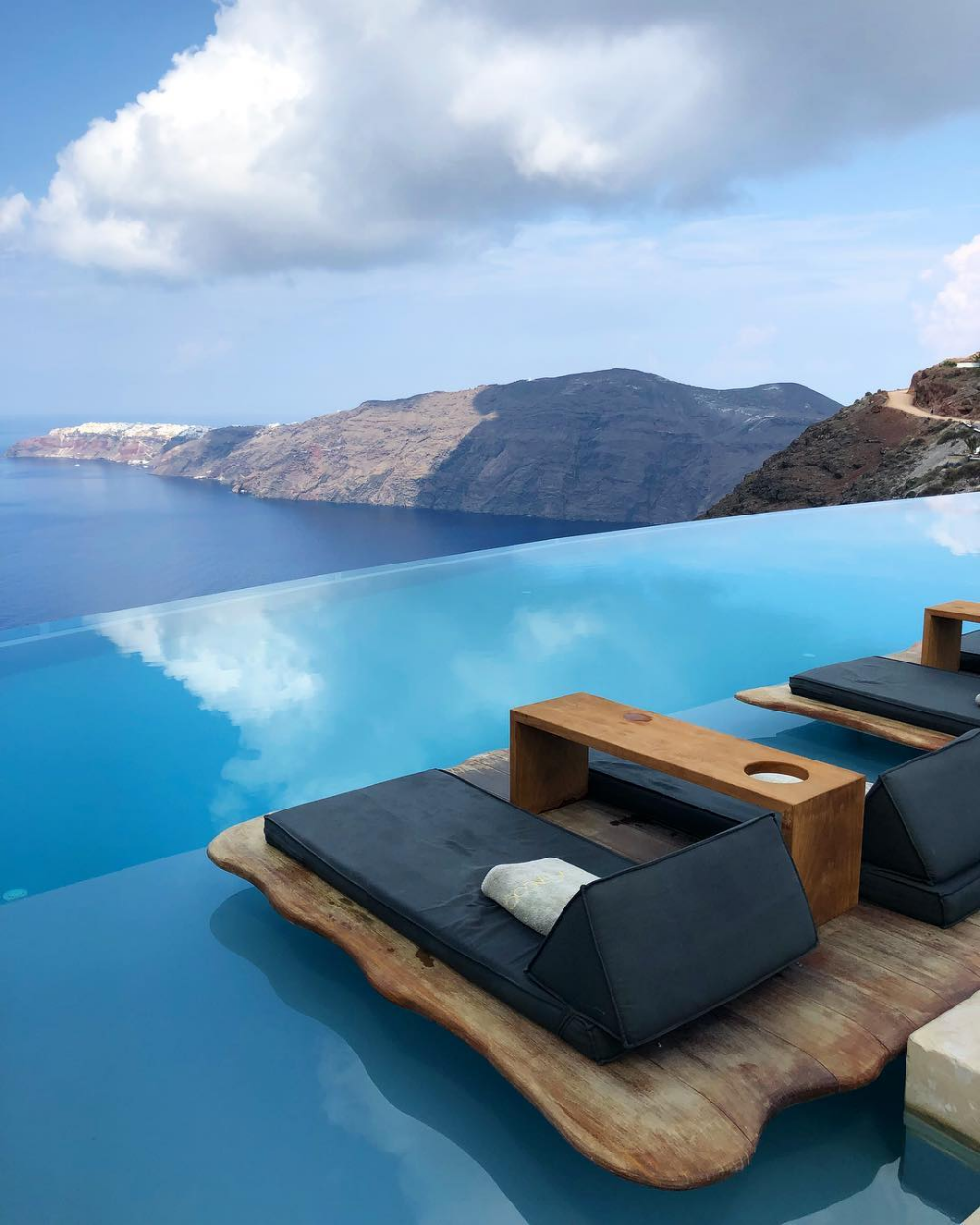 Infinity Pool (Sonsuzluk Havuzu)