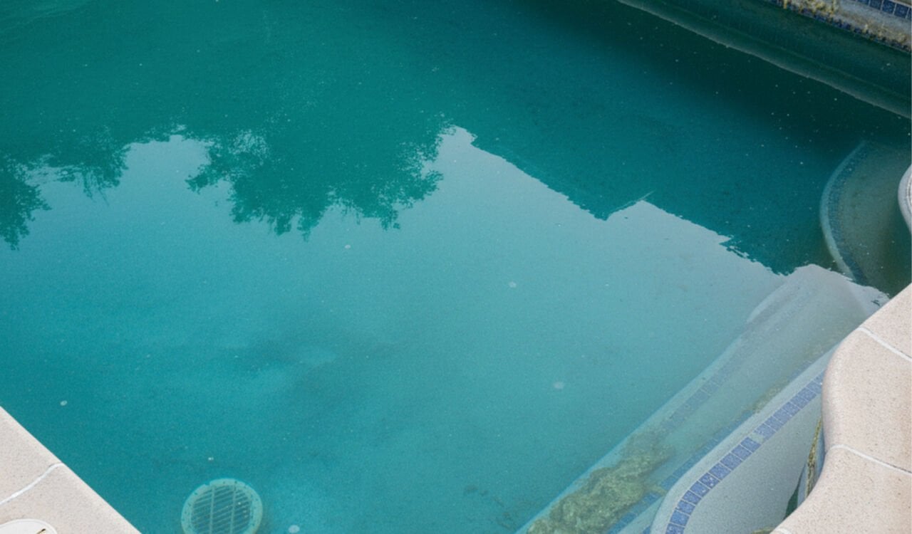 Havuz Suyu Neden Kaygan Hissedilir?